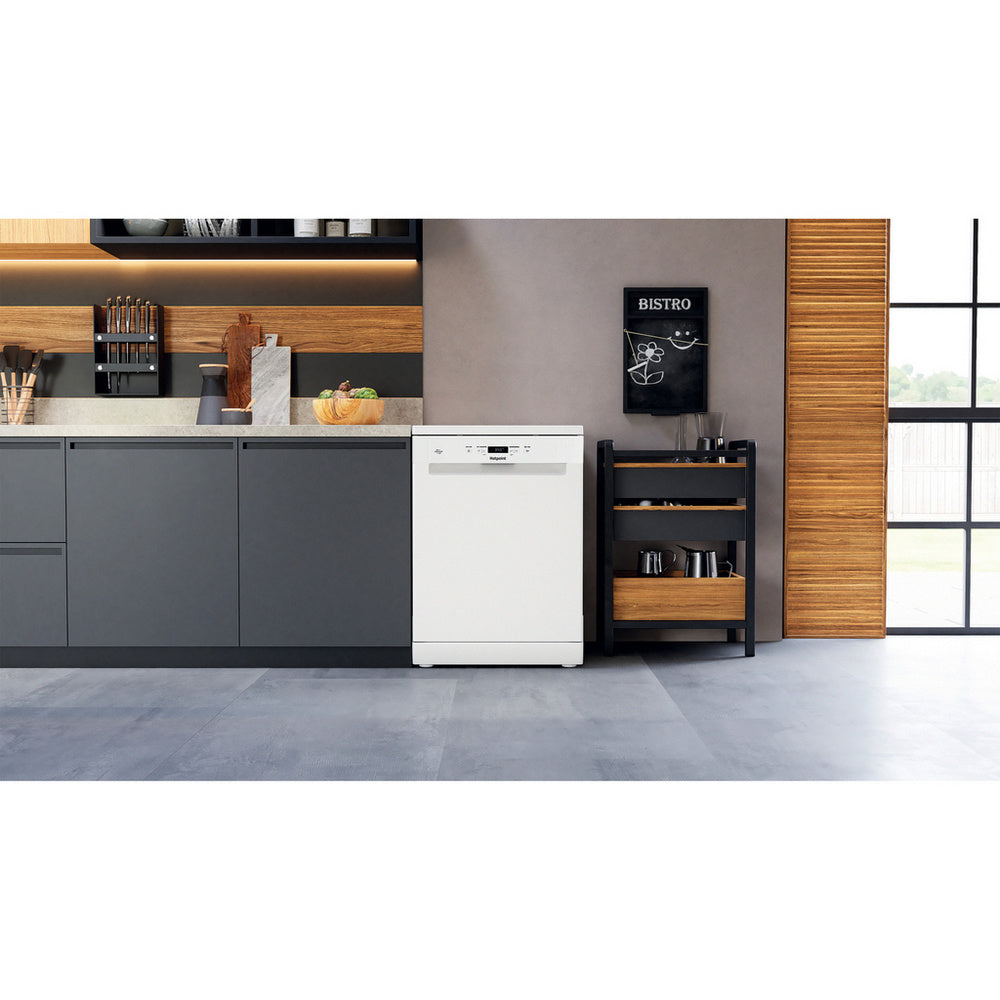 Hotpoint HP2FFC14BN6WUK Freestanding Dishwasher with ActiveDry 14 Place Settings White