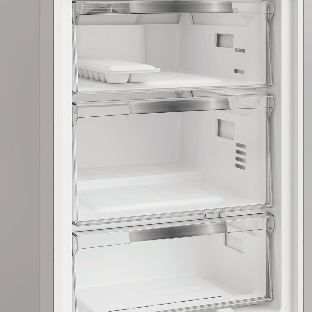 Hotpoint HPK 26403W XP5UK Freestanding Dual No Frost 70/30 Fridge Freezer with Even Flow Brushed Steel HPK26403WXP5UK