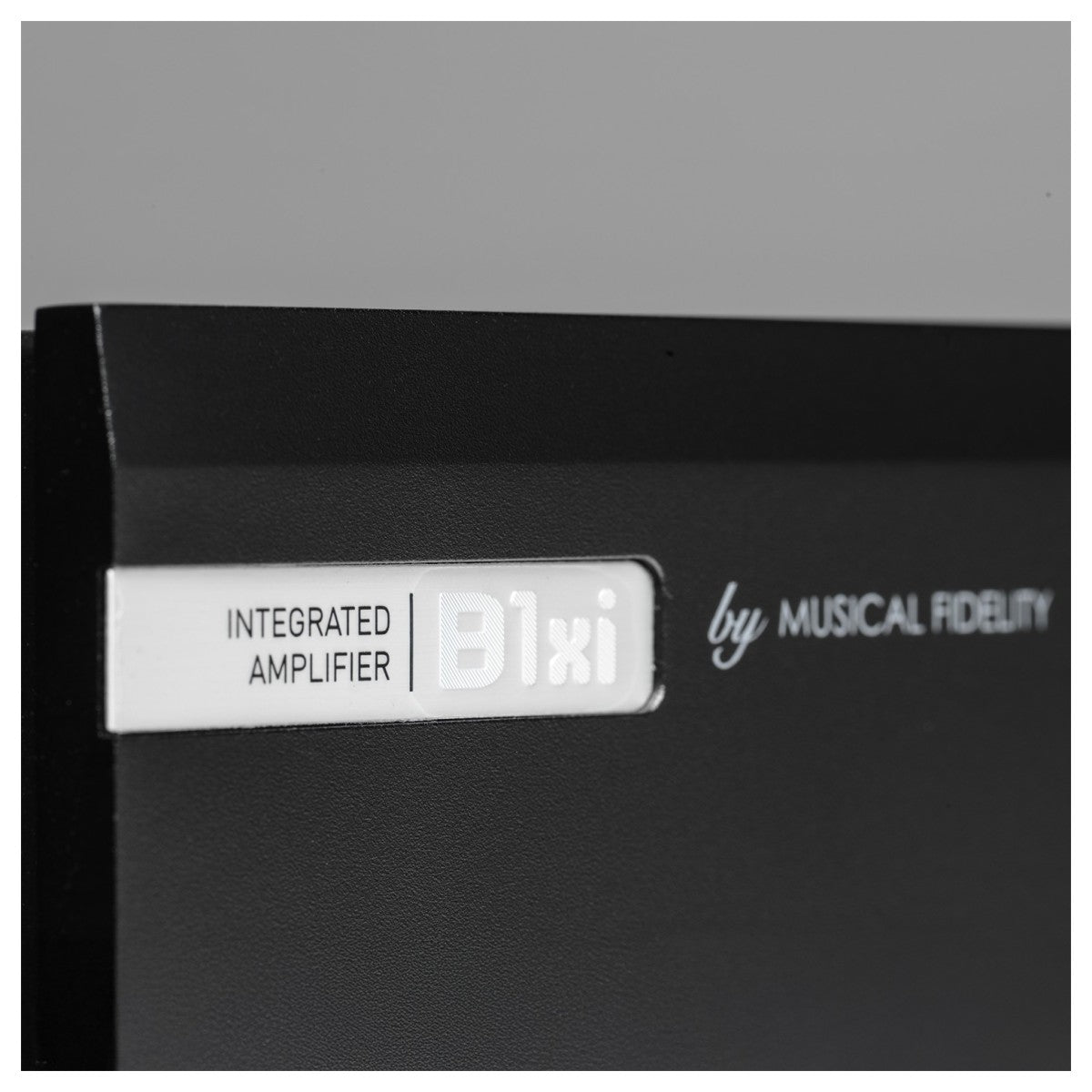 Musical Fidelity B1xi Integrated Amplifier with Monitor Audio Bronze 50 7G Bookshelf Speakers Pair Black